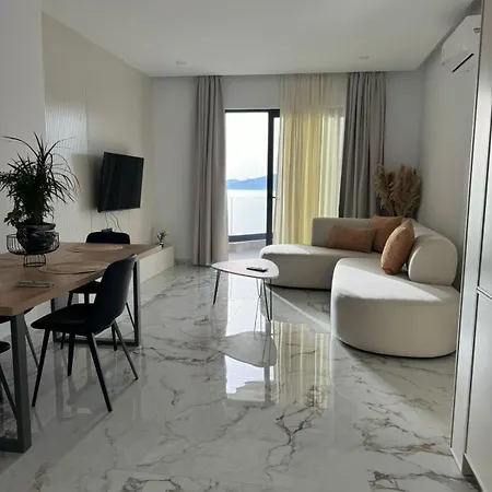 Luxury * Sarandë